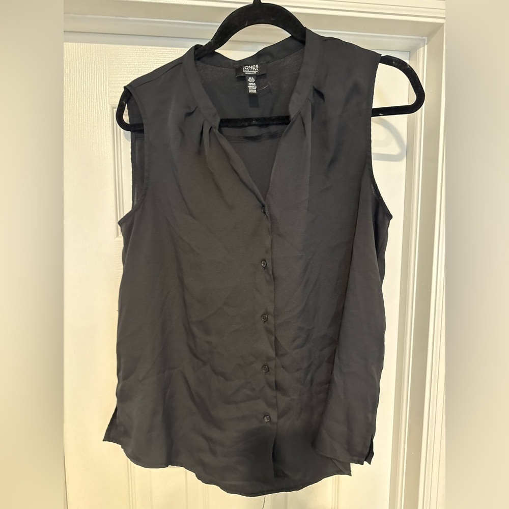 Joneโs Women's Sleeveless Button-Up Charcoalโ Top size Medium